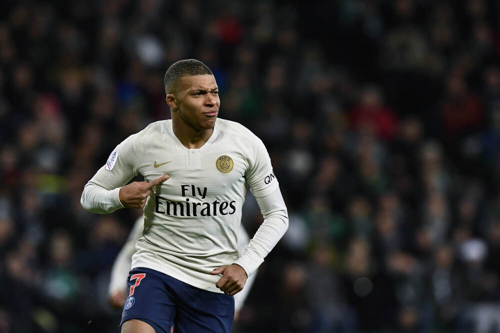 A股三大指数集体高开 CPO、存储器概念活跃